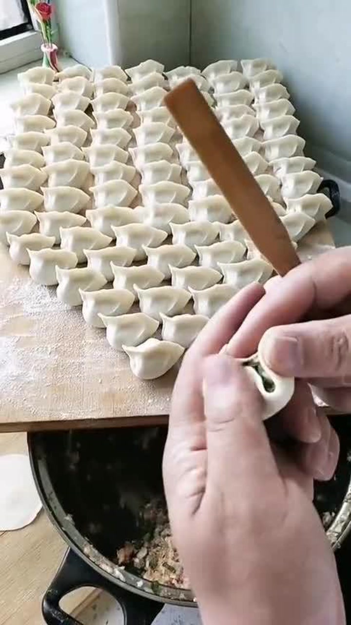 最简单的方法包饺子两手轻轻一捏饺子就做好了