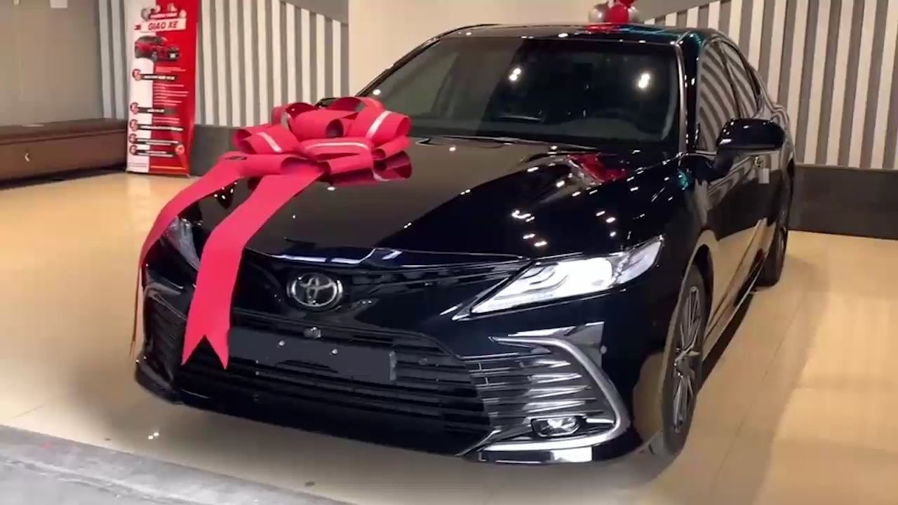 新车到店,实拍2022款丰田凯美瑞camry 2.5q,太帅气了