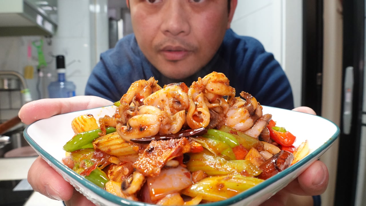 用鱿鱼仔炒个下饭菜,一口一个真过瘾,配菜都吃光