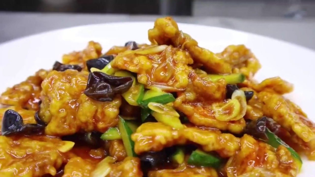 饭店的焦熘肉片怎么做?大厨教你一招,焦香酥脆,滋味诱人