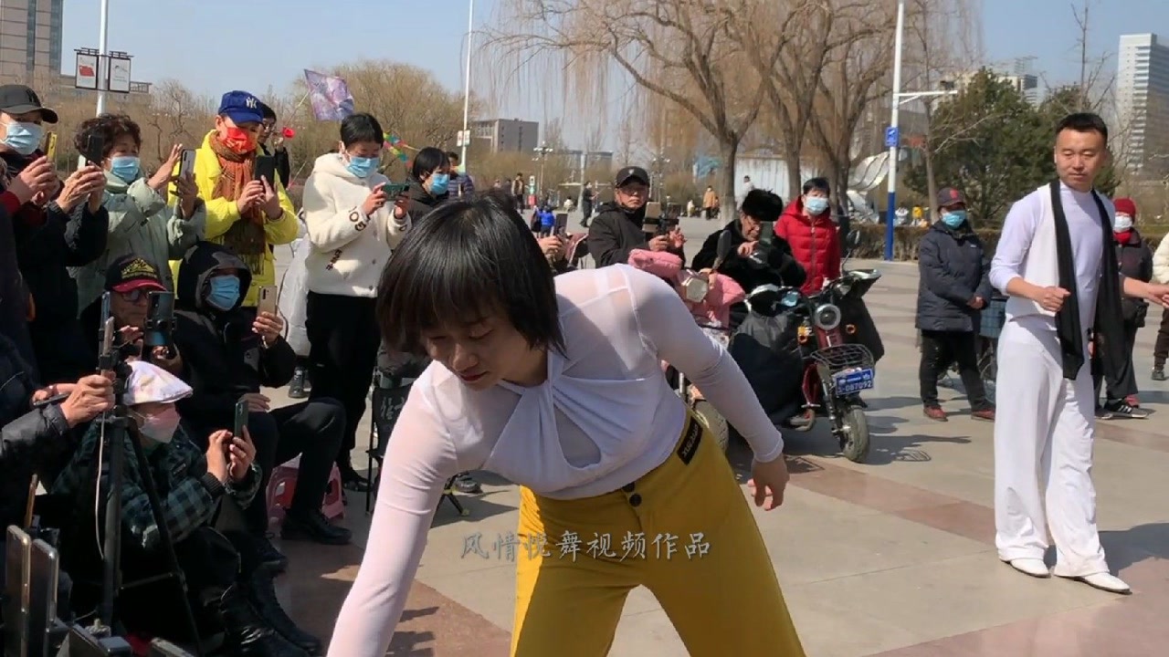 滨芳兄妹登场表演精彩吉舞《酒醉蝴蝶飞》,引来众人围观