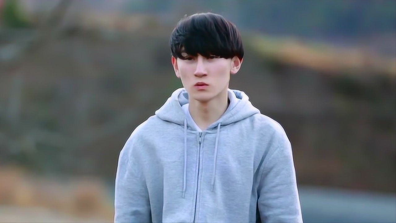 知恩图报,上官曦羽向王烨飞鞠躬表示感谢,两人矛盾就此化解开来