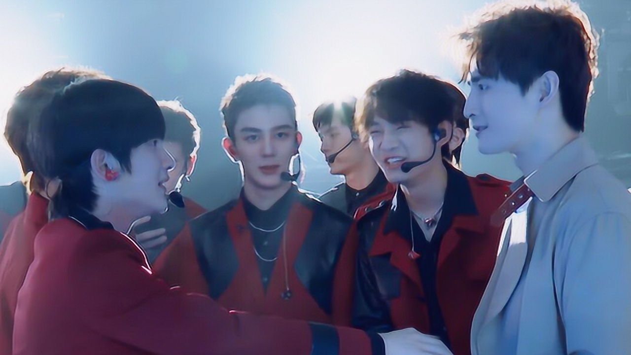 【花絮】r1se台下遇张远!周震南听毛不易唱歌竖大拇指