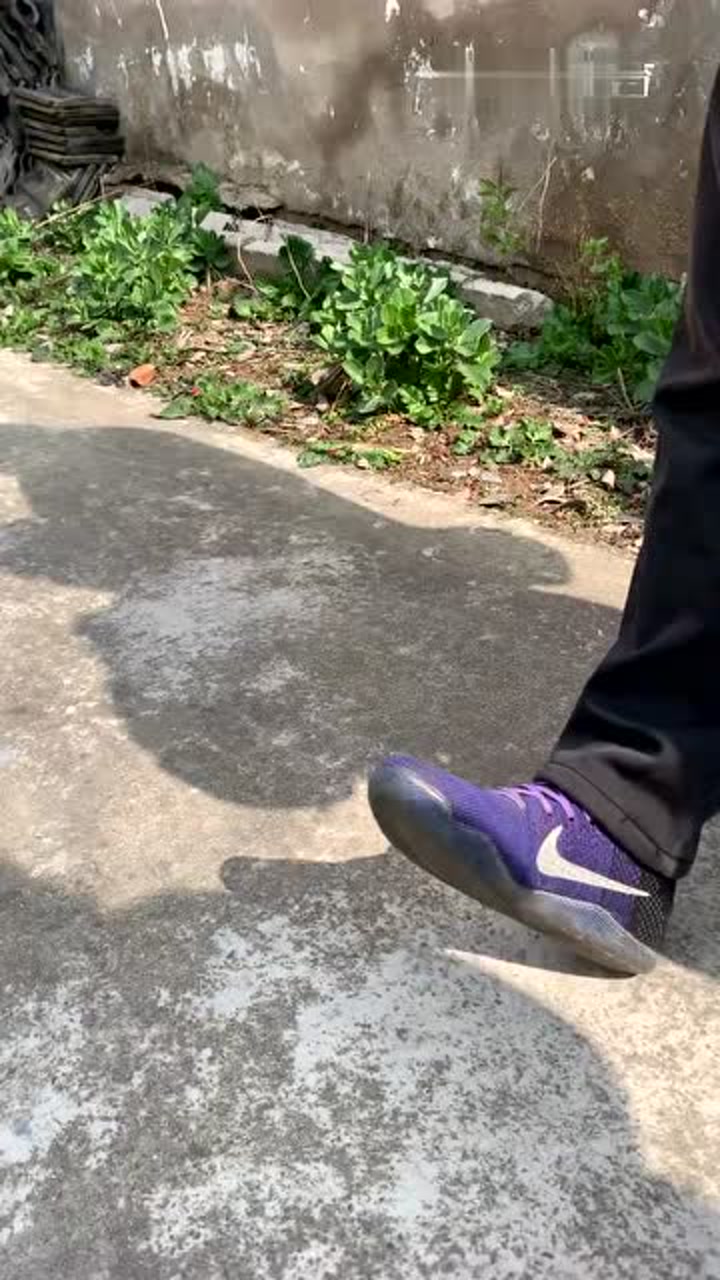 科比球迷不分年龄 这位大爷也是老科球迷