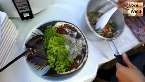 泰国街头美食-鲎蛋,你敢吃吗?
