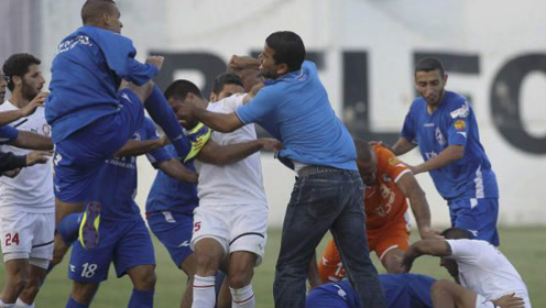 足球打架冲突合集,梅西暴力锁喉,卢卡库单挑利物浦众将!