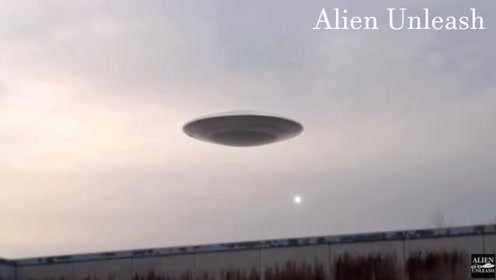 男子感觉头顶不对劲，拍下天空中出现的诡异UFO！的图片
