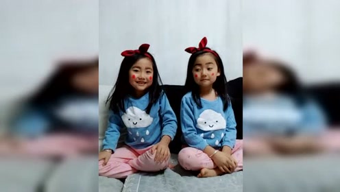 双胞胎姐妹扮丑,自己笑疯了