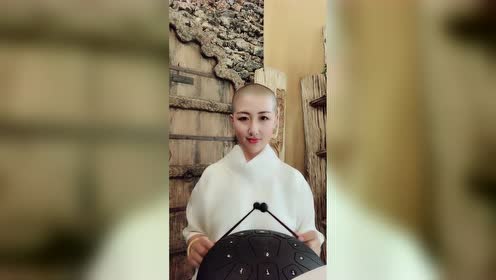 这是我见过最美的尼姑,敲木鱼还那么好听,真少见