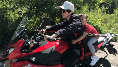 谢楠挺孕肚载儿子骑机车 怀二胎不误摆pose