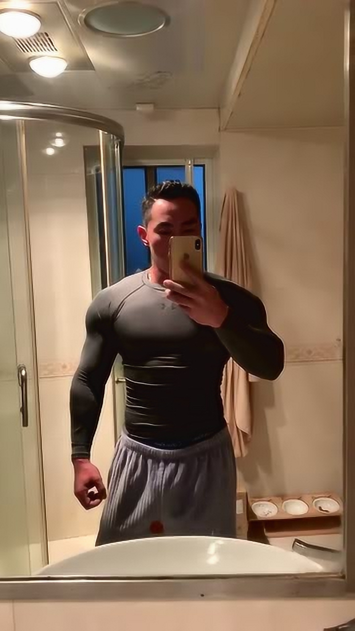 这个大叔肌肉太猛了,这结实的胸肌让人羡慕