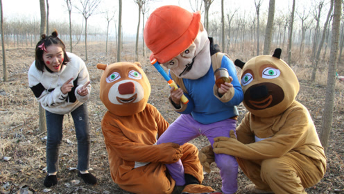 熊出没真人版:熊大熊二饿了,没想竟为蜂蜜讨好光头强,结局真逗