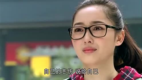 姑娘长点心吧!有人来讨钱可不能把行李箱放身后啊!被偷后悔了吧