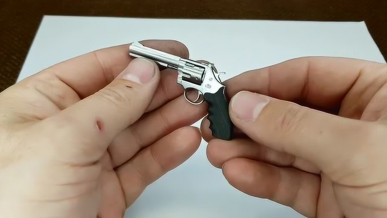 迷你版左轮小手枪,做工很精致,能加弹还能射击