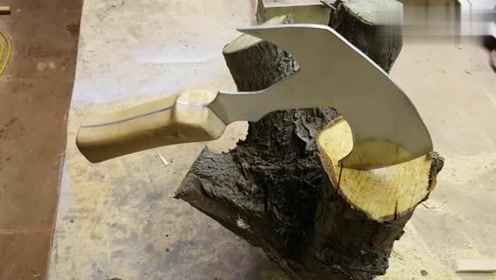 小伙用旧锯片做成小斧头,经济实用,你觉得怎么样?