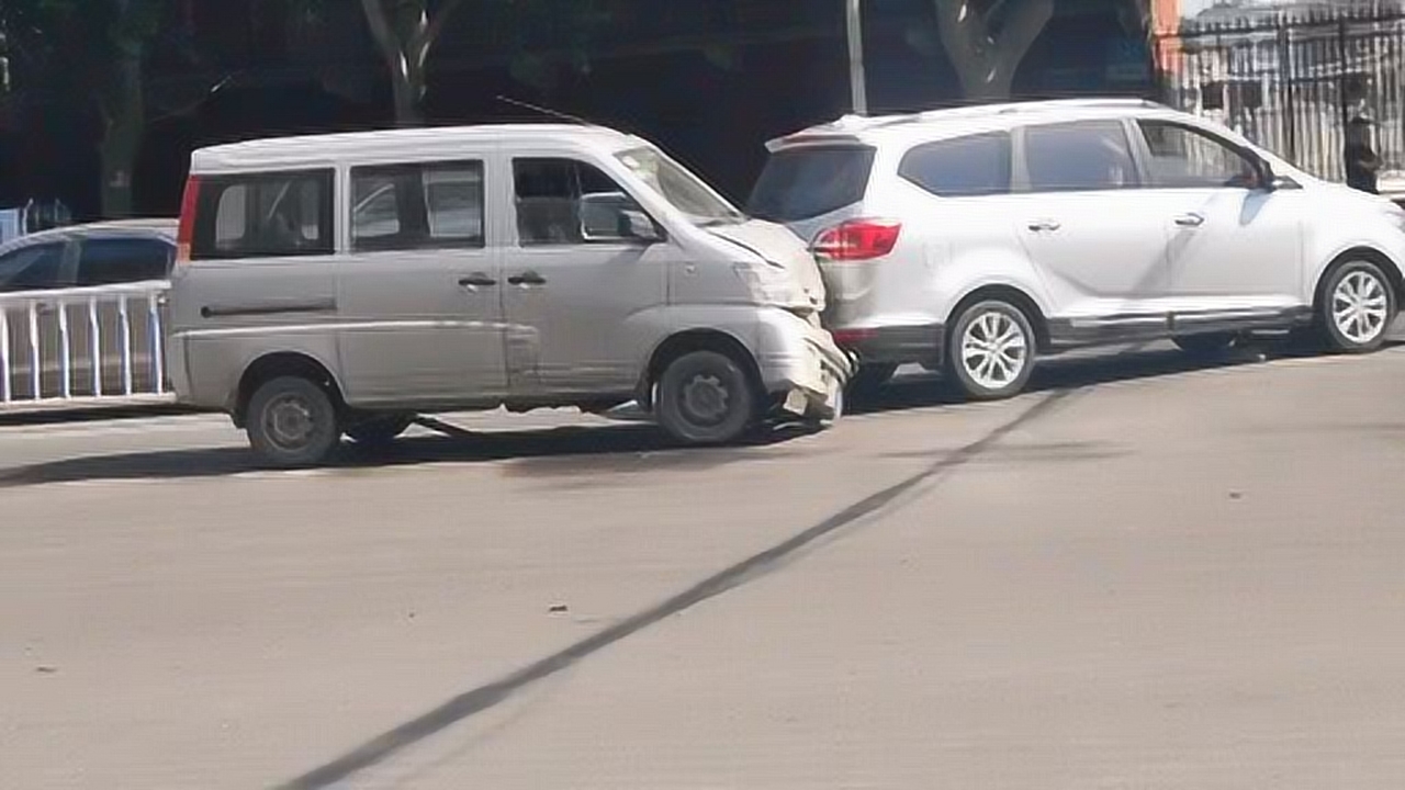 看看面包车追尾宝骏730,看宝骏730受损成度,这车质量让人没话说