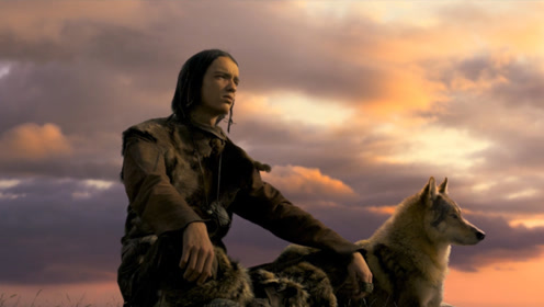 男子带野狼一起狩猎,野狼都嫌弃他笨,剧情电影《狼伴归途》