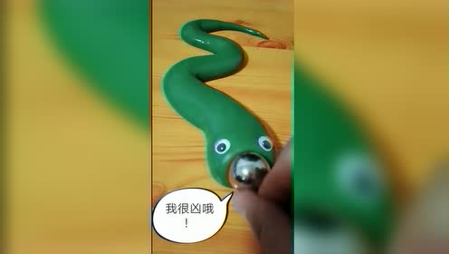 牛人创意搞笑玩具蛇假吃吞珠,后面的操作,请勿模仿!