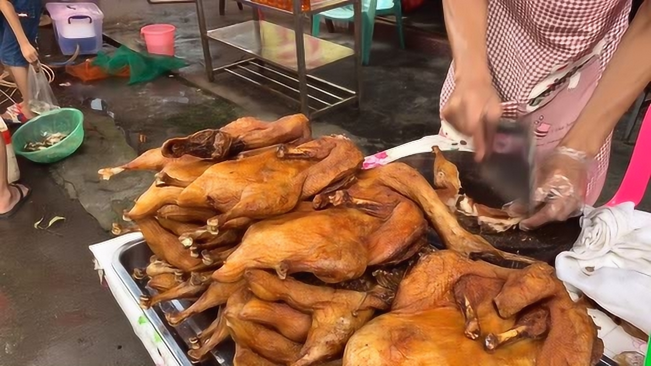 一早去坡心镇的菜市场,看到羊角特产炸鸭,忍不住又买了