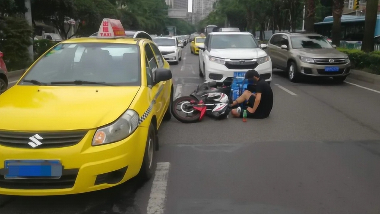 摩托車隨意變道釀事故 遭兩車