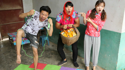 短剧:小甜甜和来福玩指压板跳绳,赢的人奖励辣条!看着都酸爽