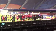 上海上港点球大战淘汰上海申花，赛后上港全队与球迷