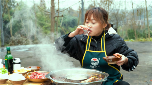 秋妹今天吃羊肉火锅,又辣又烫好过瘾,一边喝酒一边吃真暖和
