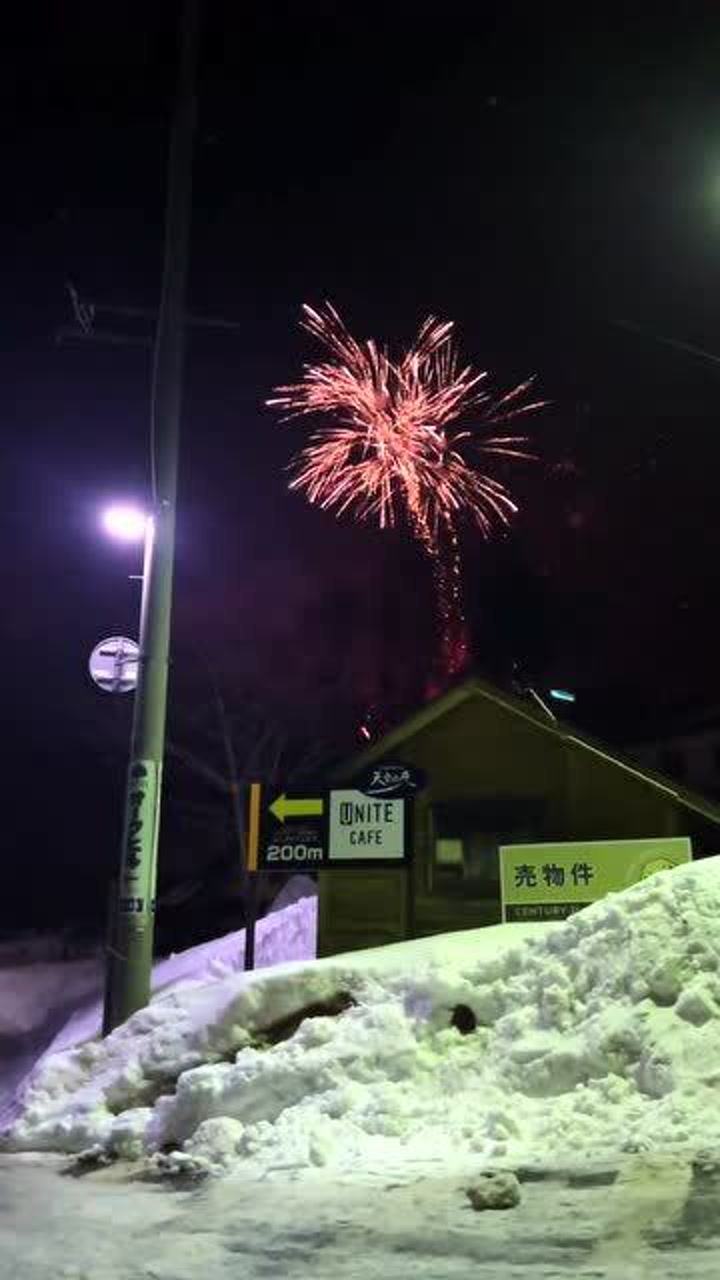 第一次在雪里看花火大会 烟花升起的瞬间只剩