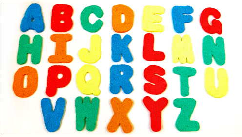 萌宝用彩泥捏出大写字母,小朋友们一起来认识字母吧!