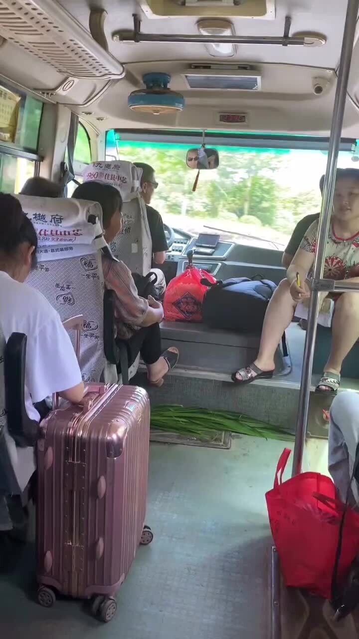 当你坐上这种农村的班车时,就说明你离家已经很近了.