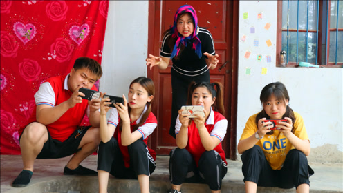 上学,妈妈带傻妞去吃麻辣烫,傻妞态度转化太快了上传者:童年小时代时