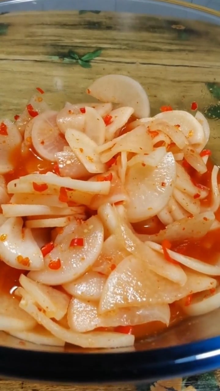 这酸辣萝卜真的太好吃了,酸辣爽口又开胃,还简单易学