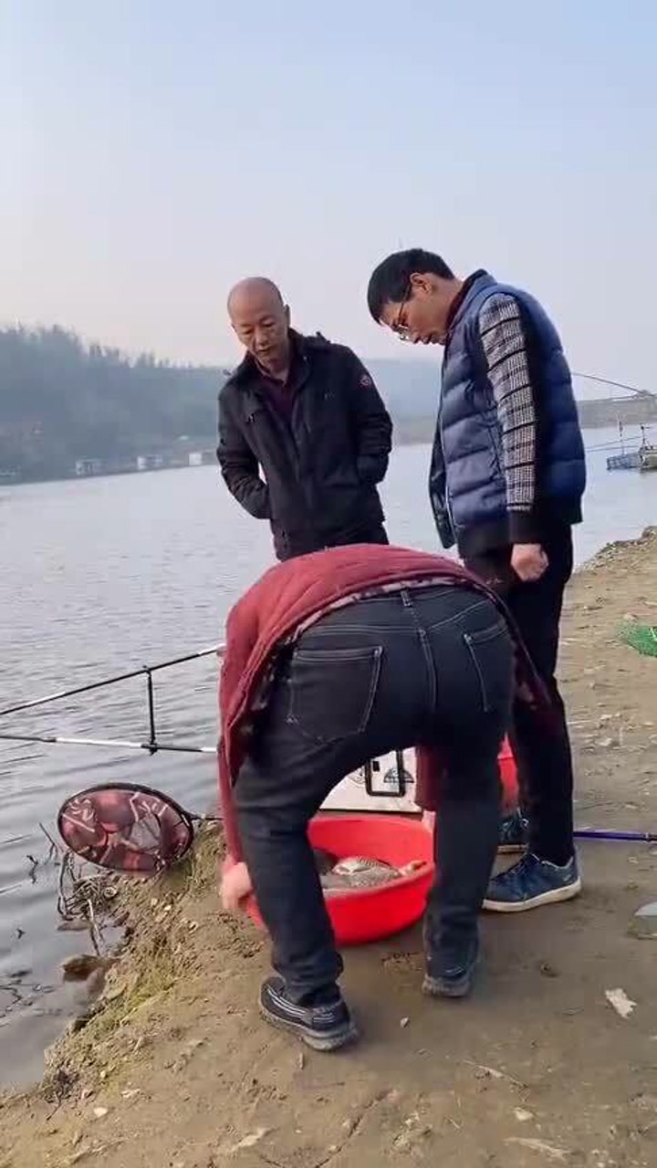 鱼塘老板这么豪橫钓鱼太多让加钱,钓友不同意塘主做法霸气!