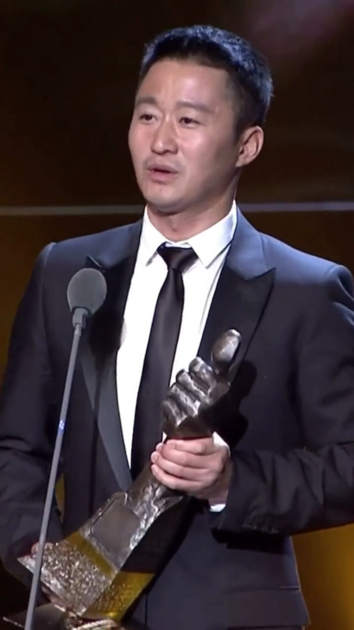 吴京在成龙面前夺得最受欢迎动作男演员奖,成龙满脸欣慰,现在愿意拍