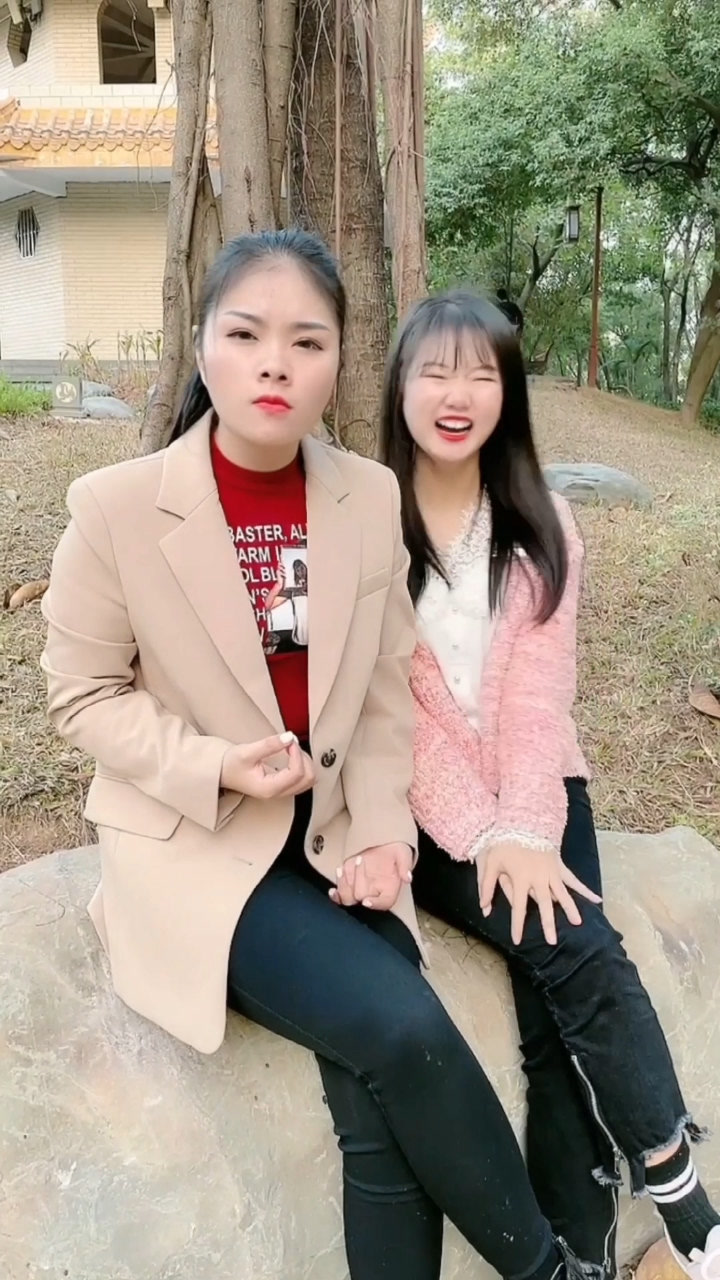 小姨妹笑得合不拢嘴!