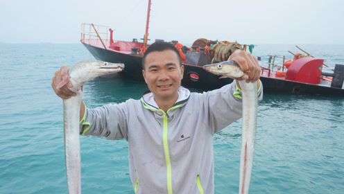 阿烽到外海沉船钓鱼,深海的大鳗鱼就是厉害,见东西就咬吓到阿烽