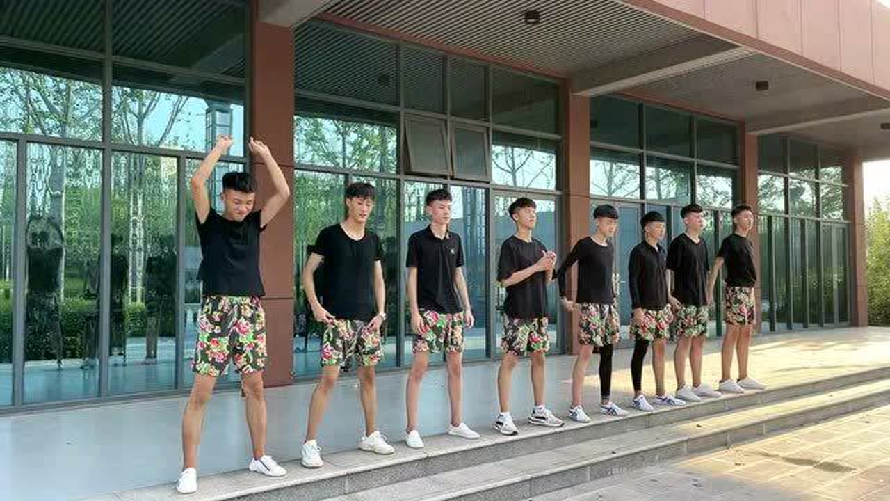 村里人的希望小伙子去星光大道吧