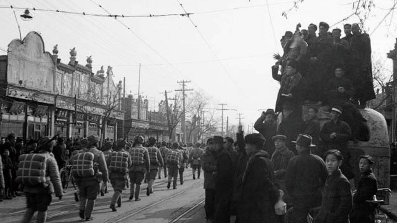 1949年,北平和平解放,人民解放军进驻北平