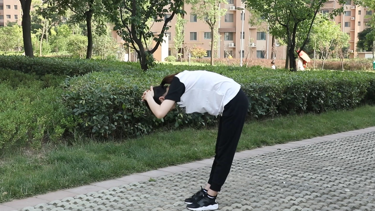 90度弯腰图片,弯腰90度致图_大山谷图库