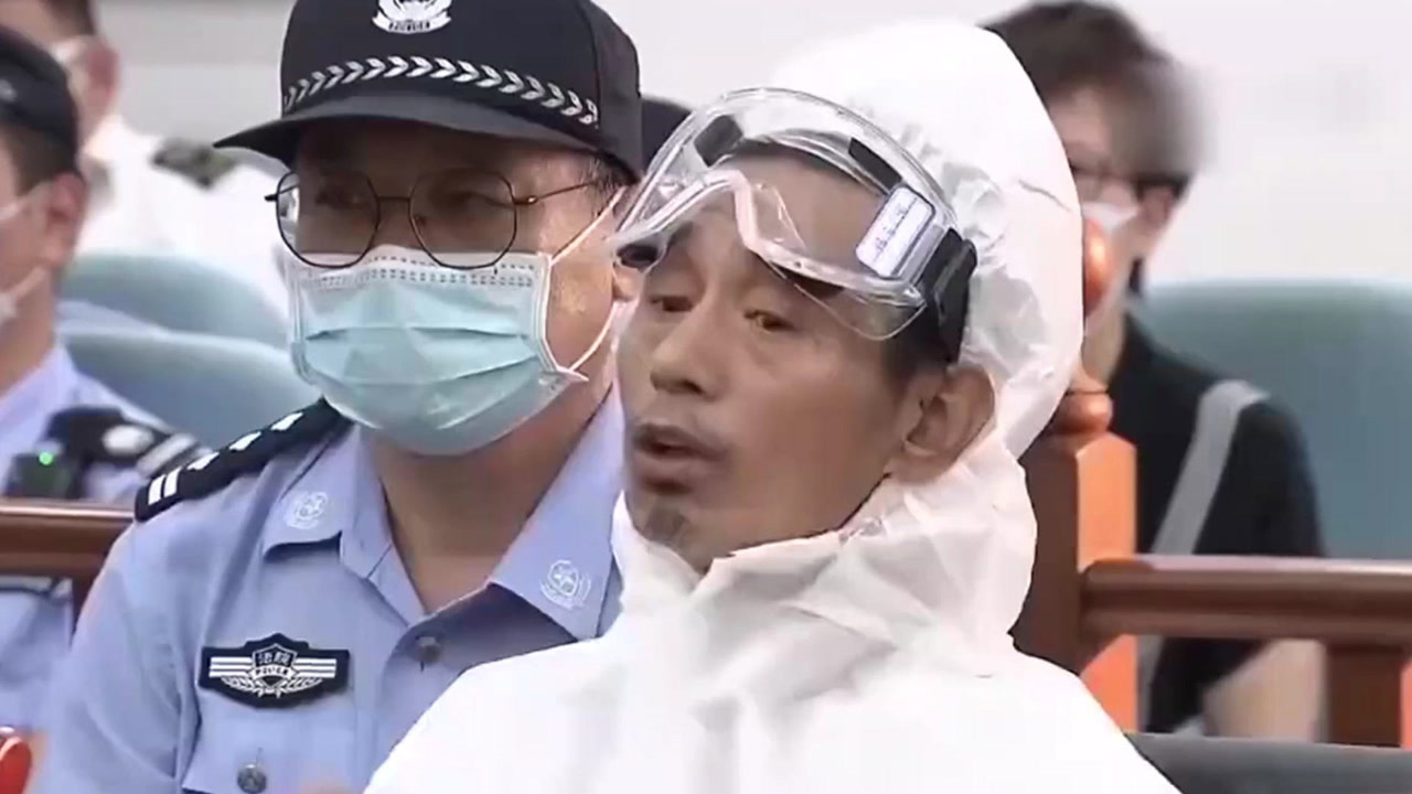 男子捅死两民警,庭审现场态度嚣张,放话:这是正当防卫,无罪!