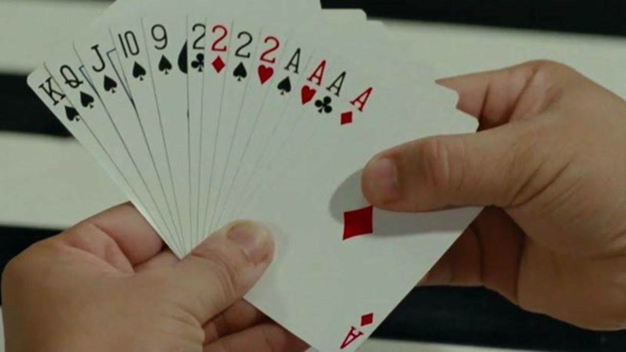 锄大地,曾志伟抓到一手好牌得瑟,结果被打