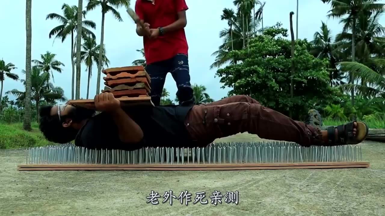 人躺在"钉床"上会怎样?老外作死亲测,结果意外发生了!