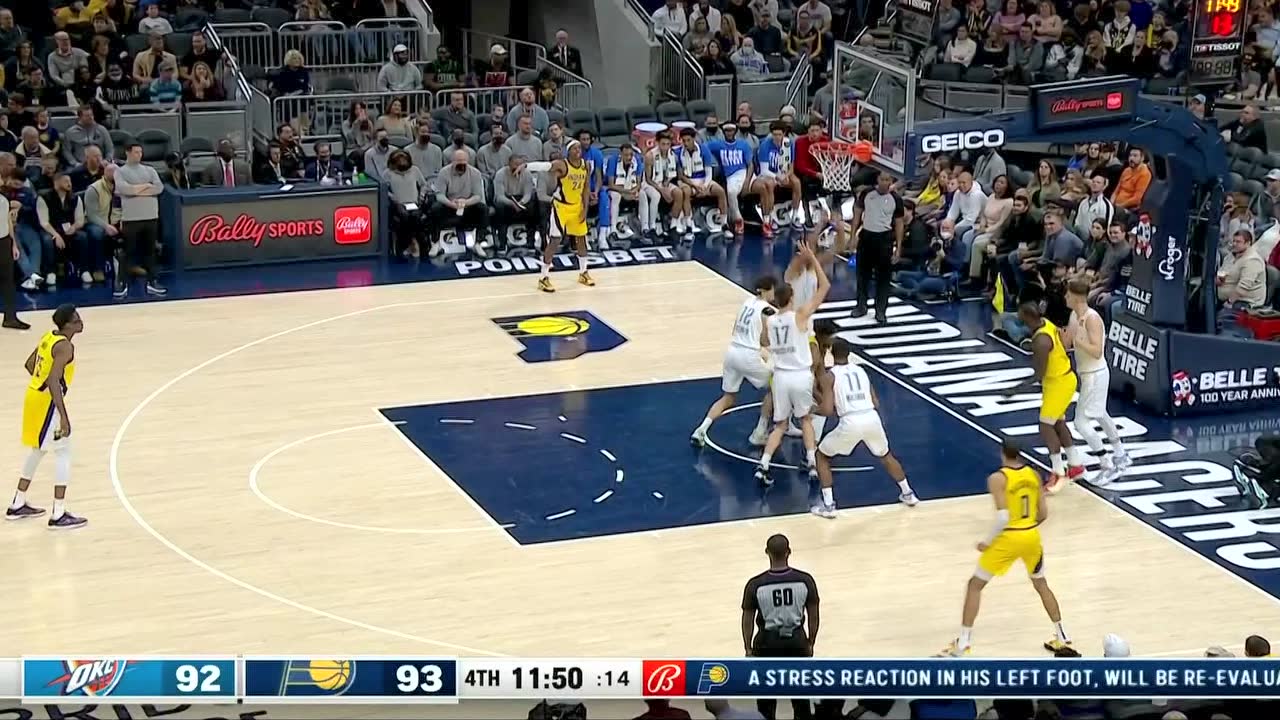 泰勒篮下以一敌三 夹缝出手强打2+1