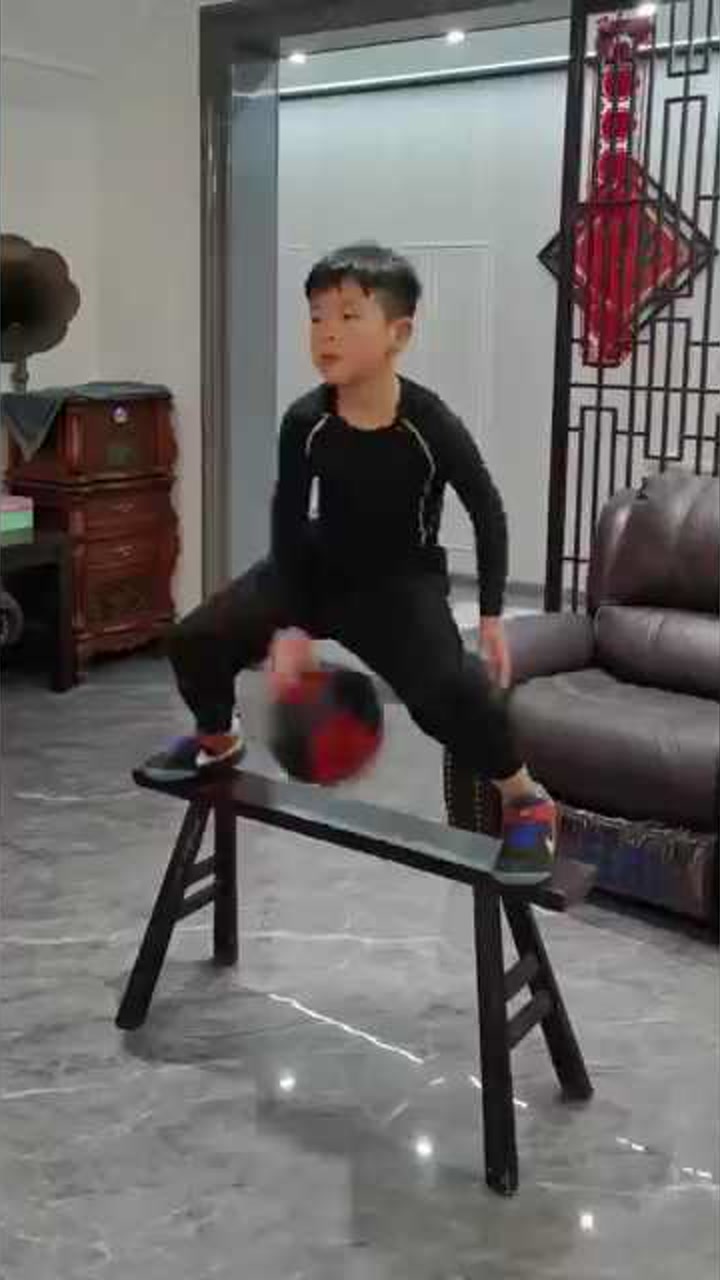 这训练方式谁发明的？小朋友站长板凳上练胯下运球