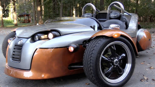 目:玩车0:05:002018campagnat-rex 16s,这辆三轮车开上公路兰博基尼也