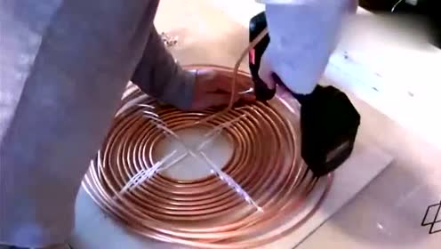 牛人用铜管制作简易太阳能热水器,三分钟水温可达七十多度!