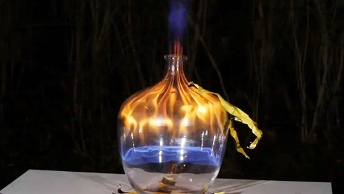 高速摄像机下,把液体倒进瓶子燃烧的瞬间,速度放慢200倍