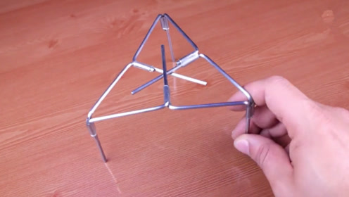 国外小伙用铁丝自制一款玩具,可以折叠好多形状,玩上一天都不累