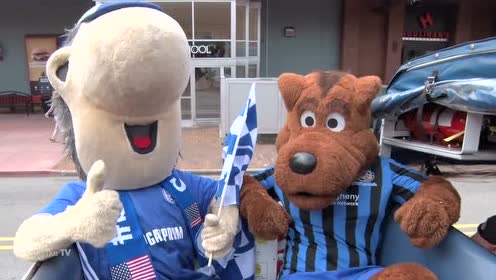 沙尔克04吉祥物欧文拜访匹兹堡猎犬河队