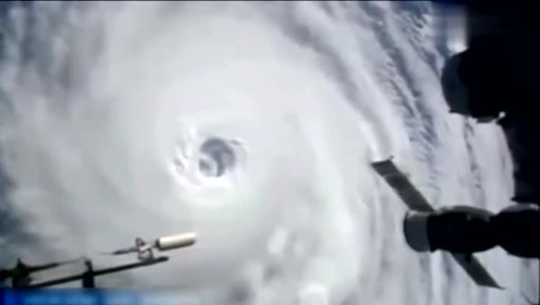 国际空间站拍摄到不明飞行物穿越暴风眼的图片